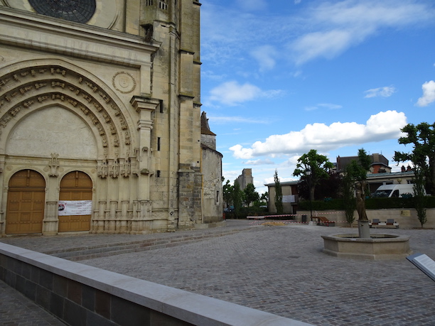 Banderoles à Montereau-fault-Yonne (Collégiale).